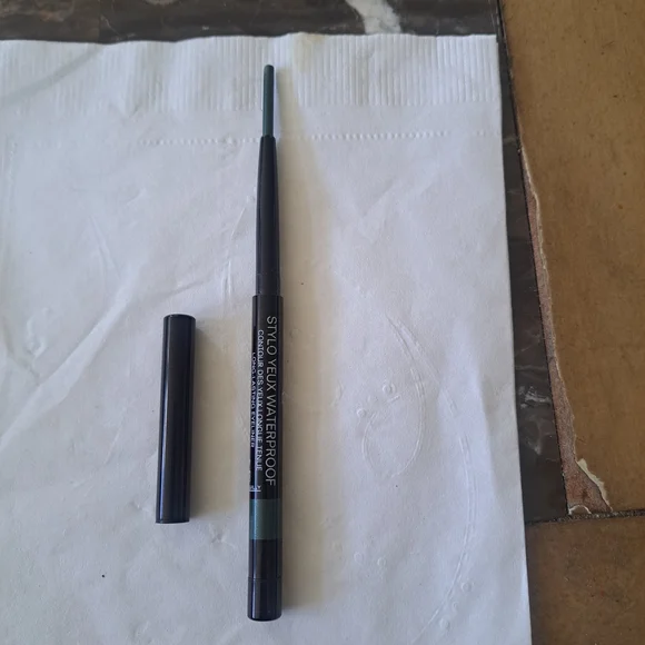 CHANEL Le Stylo Yeux Waterproof Eyeliner - #46 Vert Emeraude - Picture 2 of 2